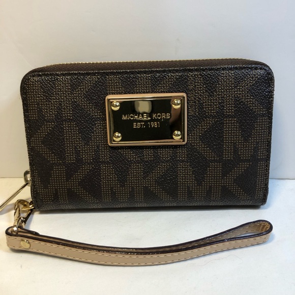 Micheal Kors Wallet Wristlet - Picture 13 of 13